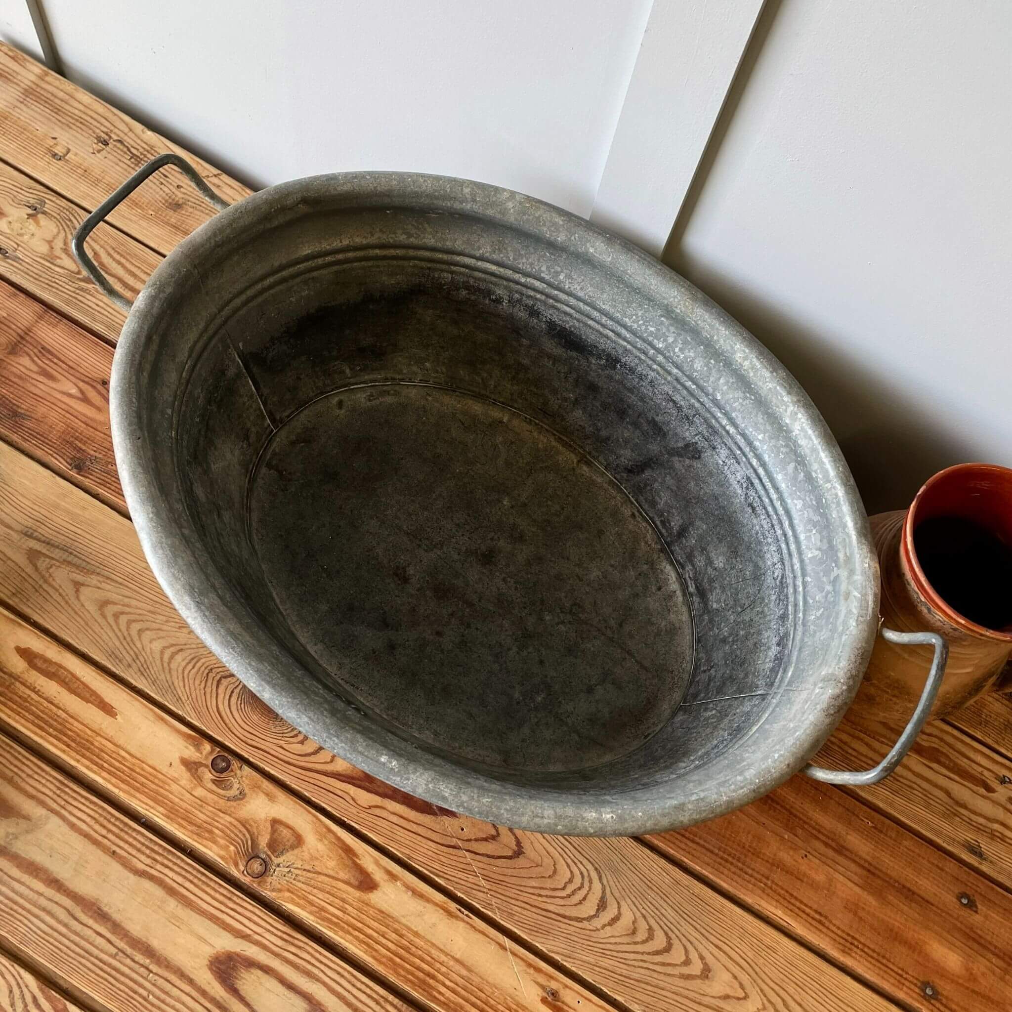 Ice bucket antique décor item