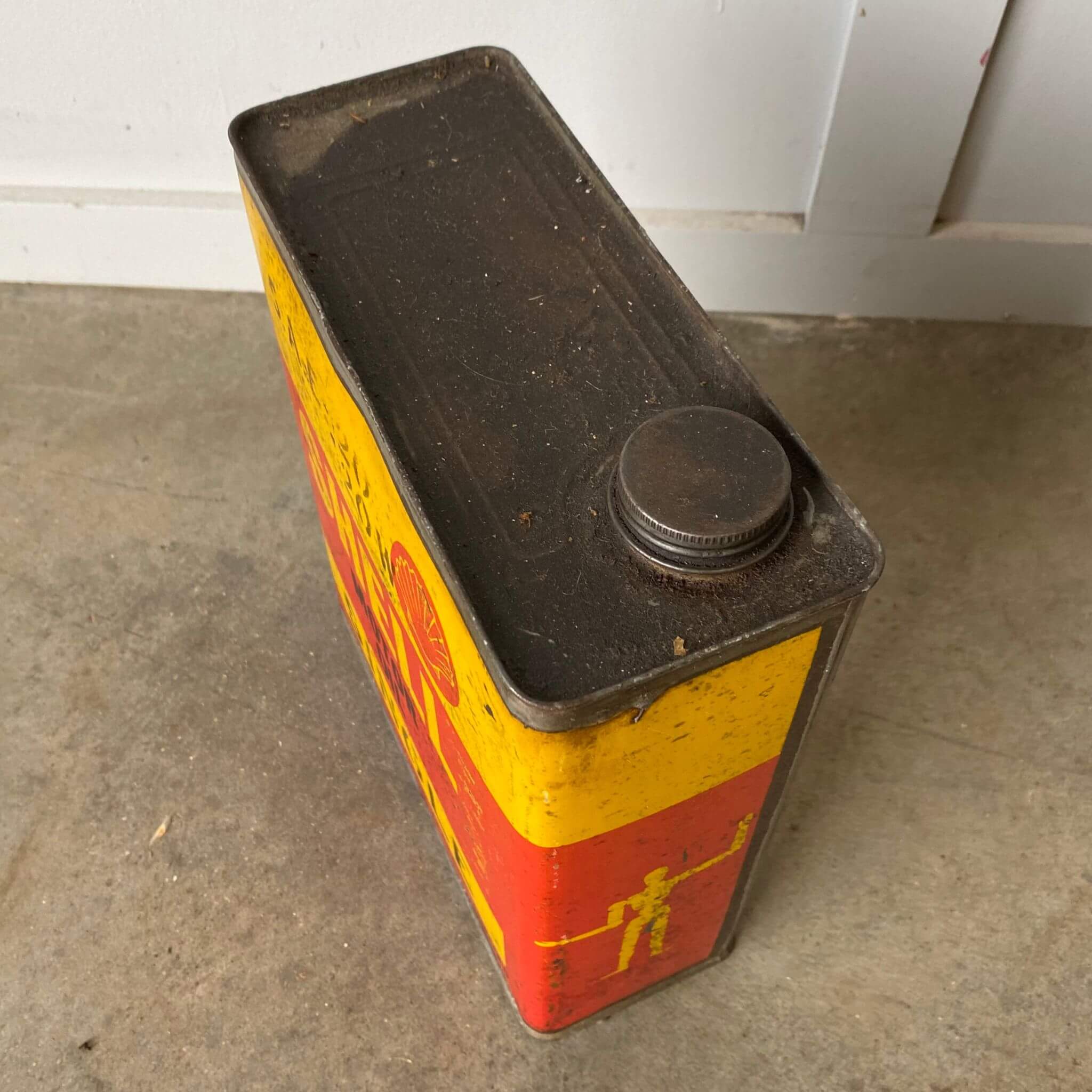 An old shell Oil Tin, Vintage garage collectible