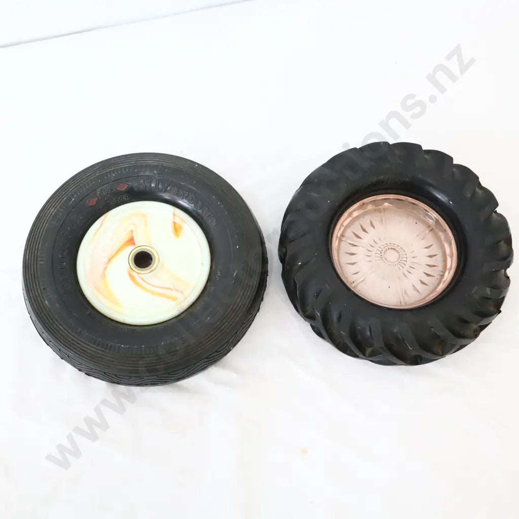 Size 15cm and 15cm diameter.