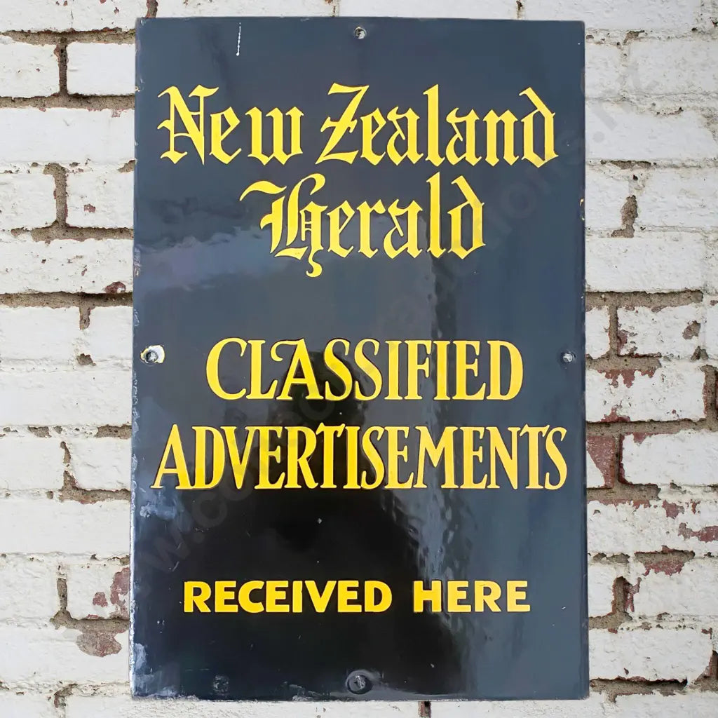 Size 38cm Long x 25.5cm HighEnamel porcelian sign, no touch ups. Condition very good.