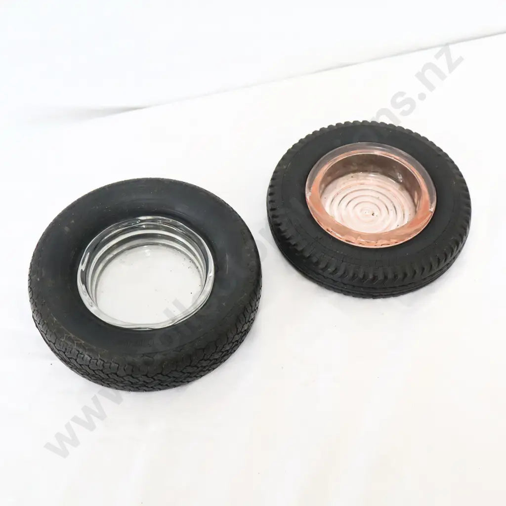 Size 15cm and 14cm diameter.