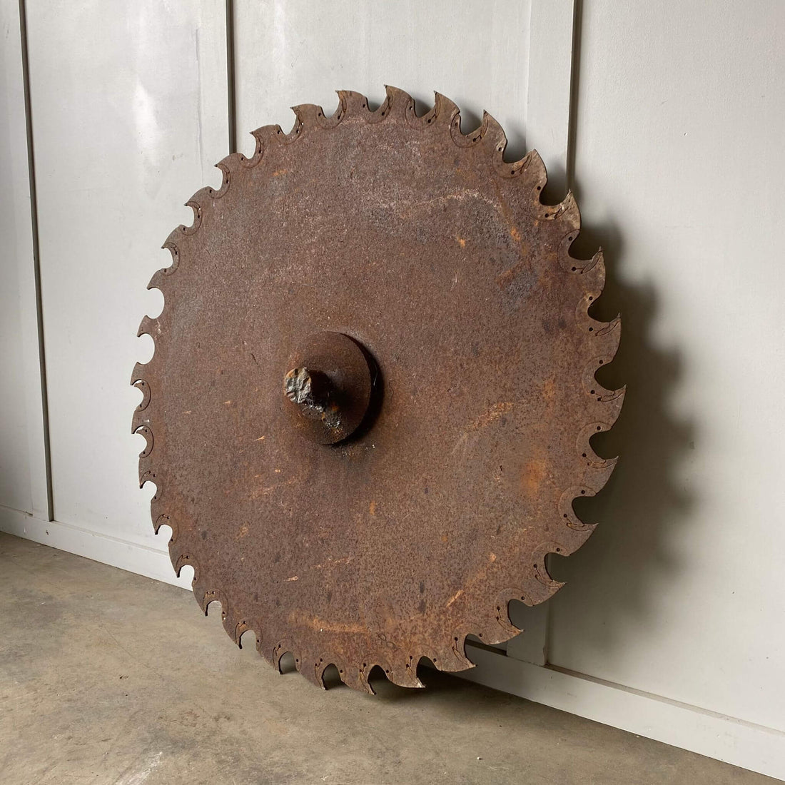 Collectible sawblade wall hanger